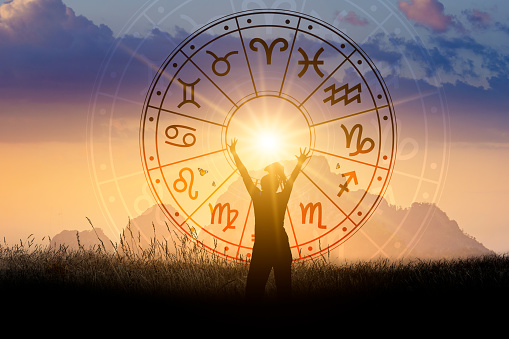 Los signos del zodiaco dentro del horóscopo rodean la astrología y el concepto de horóscopos photo