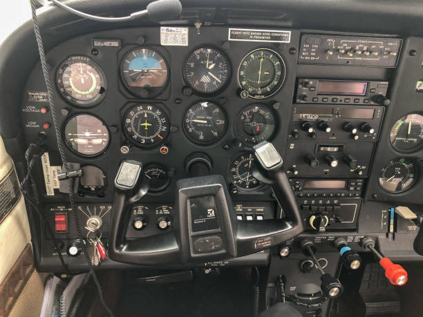 cabina del cessna 182 - cockpit airplane aerospace industry control fotografías e imágenes de stock