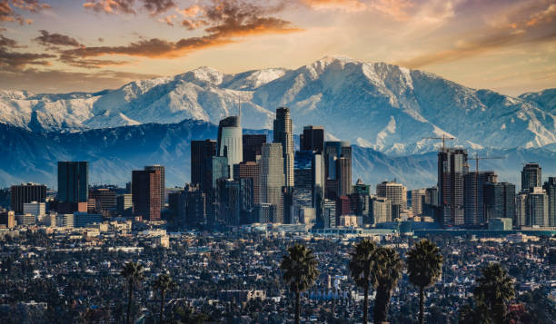 los angeles mit schneebedeckten bergen - los angeles county stock-fotos und bilder