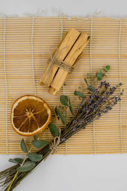 bastoncini di legno palo santo su stuoia di bambù. - lavender mint tea foto e immagini stock