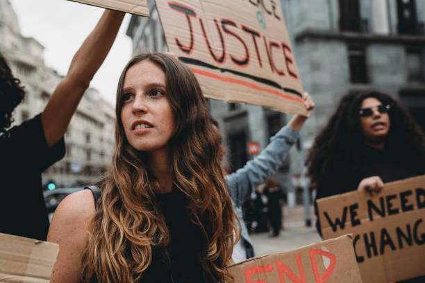 protesta de la gente contra el racismo - protest fotografías e imágenes de stock