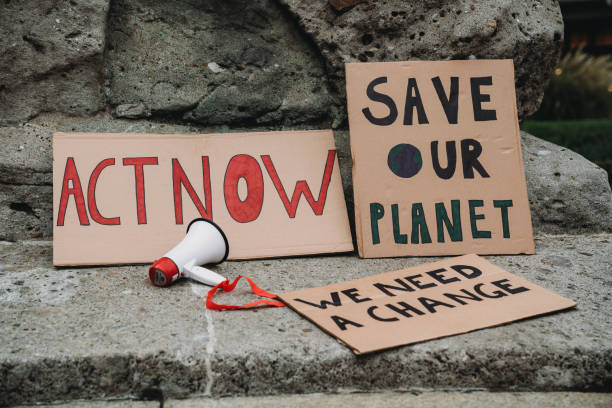 気候変動に対する抗議行動で地面に置かれている段ボールの看板の詳細 - global warming city smog heat ストックフォトと画像