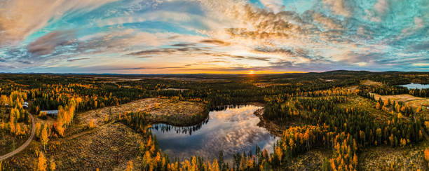 sonnenuntergang über der wildnis - norrland stock-fotos und bilder