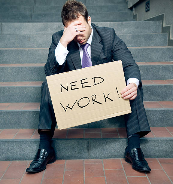arbeiten müssen! - job search job sign cardboard stock-fotos und bilder