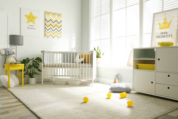 유아용 침대와 큰 창문이있는 귀여운 아기 방 인테리어 - 아기방 뉴스 사진 이미지