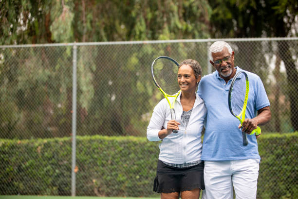 pareja negra senior en la cancha de tenis - tennis couple women men fotografías e imágenes de stock