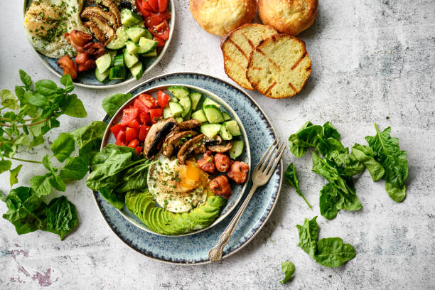 frühstück salat - kohlenhydratarme diät stock-fotos und bilder