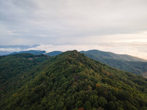 ノースカロライナ州西部のブルーリッジ山脈の空中写真 - great smoky mountains national park great smoky mountains asheville sunrise ストックフォトと画像