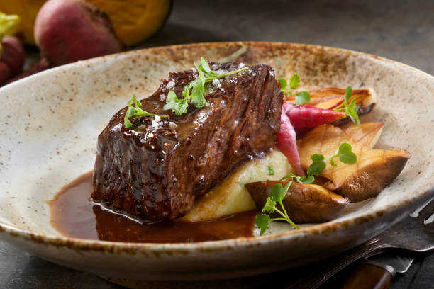 costola corta disossata brasata al vino rosso con tartufo nero au jus - steak plate gourmet beef foto e immagini stock