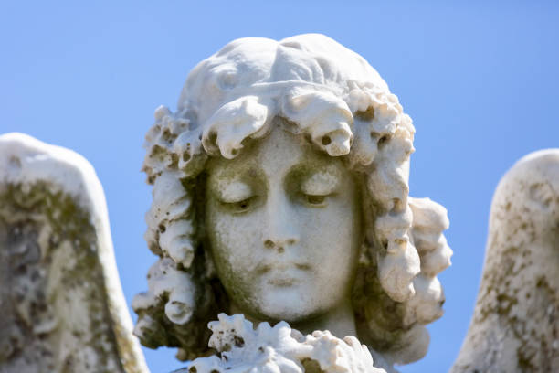 천사의 아름다운 얼굴, 꽃과 각도의 오래된 동상, 전면 보기, 복사 공간 배경 - sculpture angel women cemetery 뉴스 사진 이미지