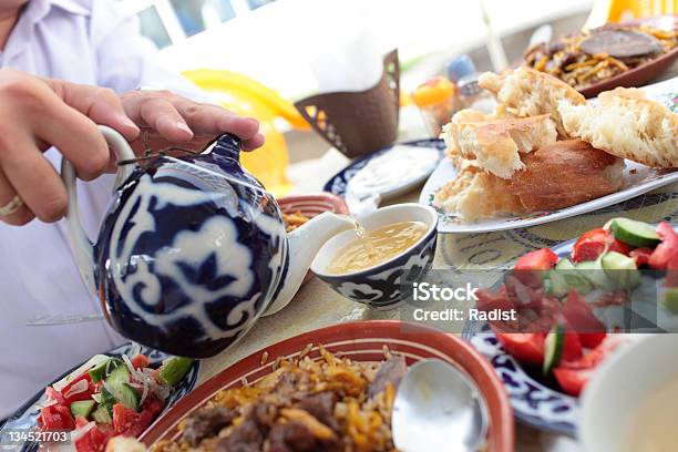 Homem Vertendo Chá Verde - Fotografias de stock e mais imagens de Chá - Bebida quente - Chá - Bebida quente, Usbequistão, Alimentação Saudável