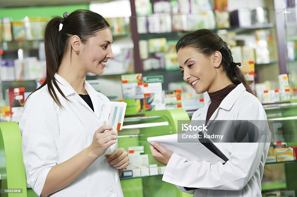 Farmacia químico mujeres en droguería que quieran - Foto de stock de Farmacia libre de derechos