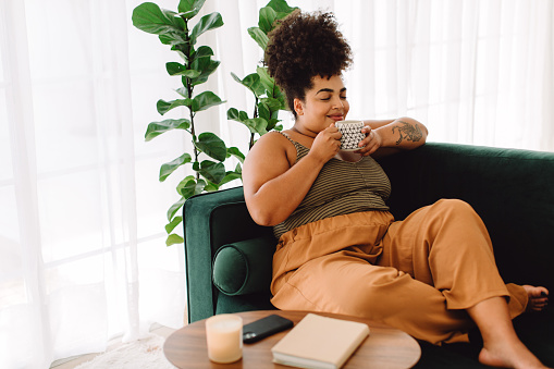 Mujer sana tomando café en casa photo