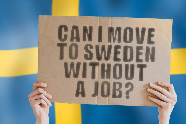 die frage "kann ich ohne job nach schweden ziehen?" auf einem banner in männerhand mit verschwommener schwedischer flagge auf dem hintergrund. standortwechsel. einwanderung. visum. regeln - passport sweden customs europe stock-fotos und bilder