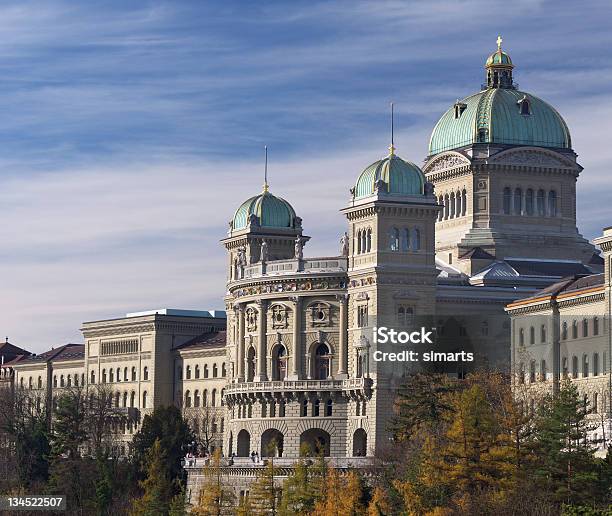 Palazzo Federale Svizzera Vista Laterale In Autunno - Fotografie stock e altre immagini di Albero
