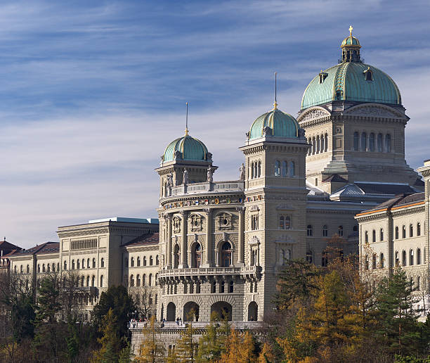 スイス連邦の宮殿の秋の側面図 - berne the reichstag swiss culture parliament building ストックフォトと画像