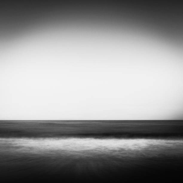 longa exposição monocromática vista do mar e praia em kugenuma, prefeitura de kanagawa, japão - black and white landscape square long exposure - fotografias e filmes do acervo