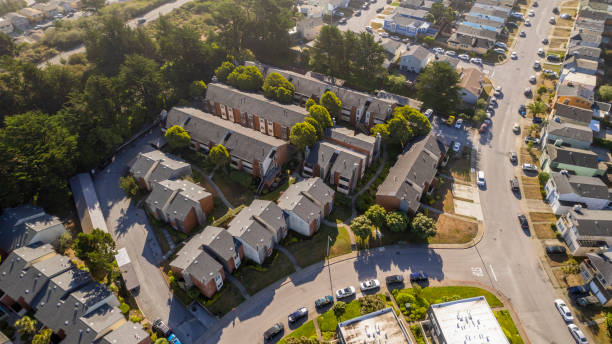 kalifornien mehrfamilienhäuser - housing development development residential district aerial view stock-fotos und bilder