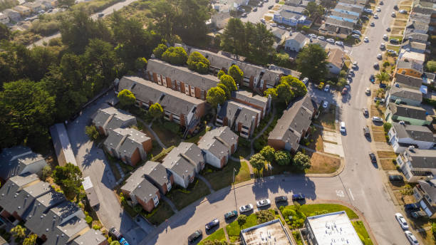 maisons multifamiliales en californie - housing development development residential district aerial view photos et images de collection