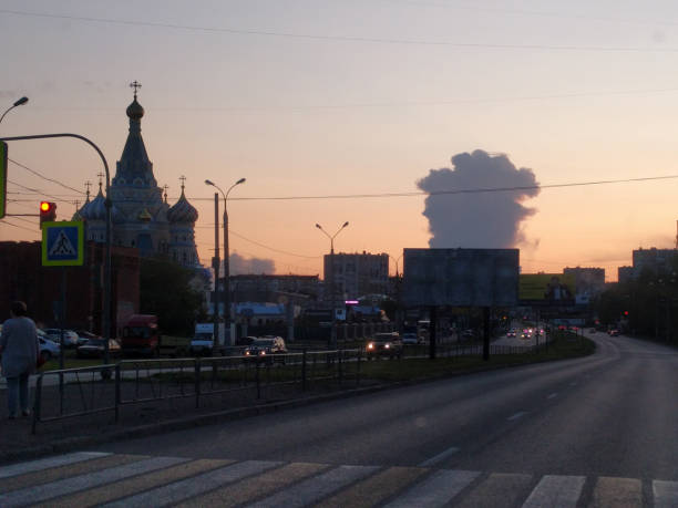 calle típica con carretera de asfalto, automóviles, edificios y extraña forma de nube en el fondo, izhevsk, rusia. - izhevsk fotografías e imágenes de stock