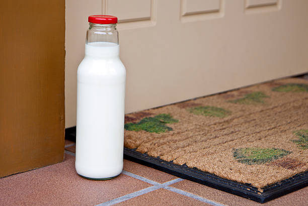 牛乳瓶 - milk bottle bottle milk doorstep ストックフォトと画像