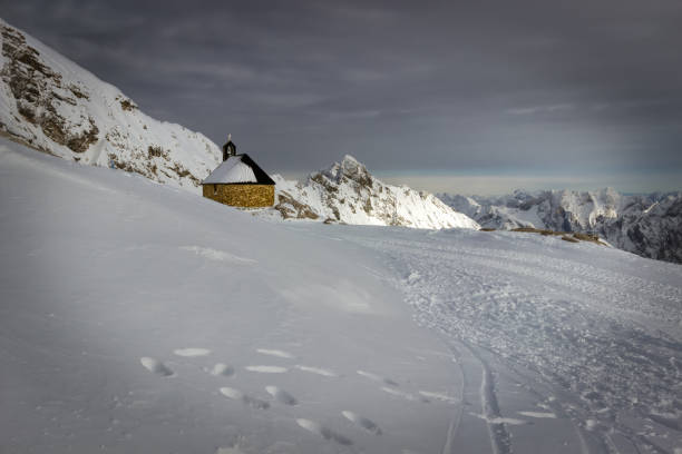 마리아 예배당 - european alps mountain crucifix zugspitze mountain 뉴스 사진 이미지