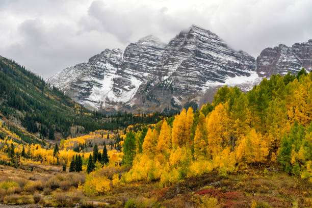 istock Maroon Bells Aspen Autumn Leaf Colors 1345248539