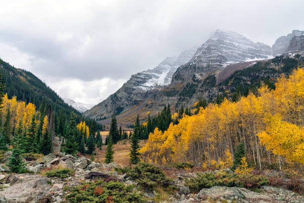 istock Maroon Bells Aspen Autumn Leaf Colors 1345248599