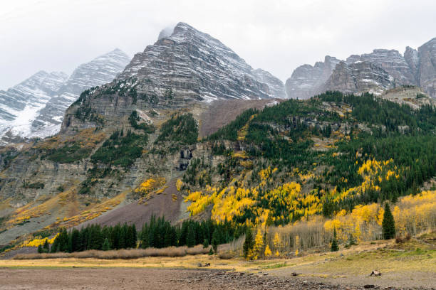 istock Maroon Bells Aspen Autumn Leaf Colors 1345248618