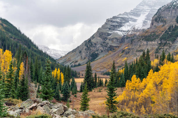 istock Maroon Bells Aspen Autumn Leaf Colors 1345248619
