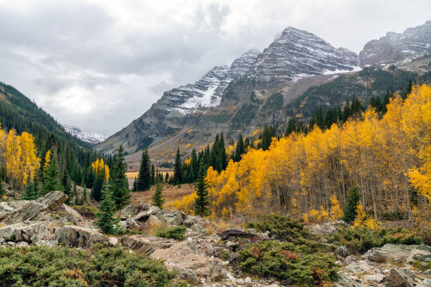 istock Maroon Bells Aspen Autumn Leaf Colors 1345249199