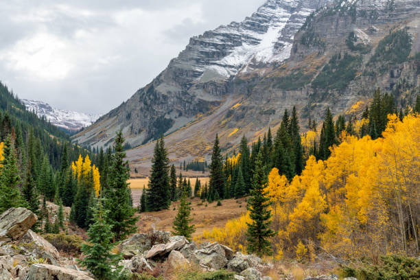 istock Maroon Bells Aspen Autumn Leaf Colors 1345249211