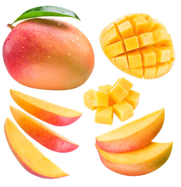 Cтоковое фото Плоды манго с кубиками манго и листьями, выделенными на белом фоне. Органические продукты питания.