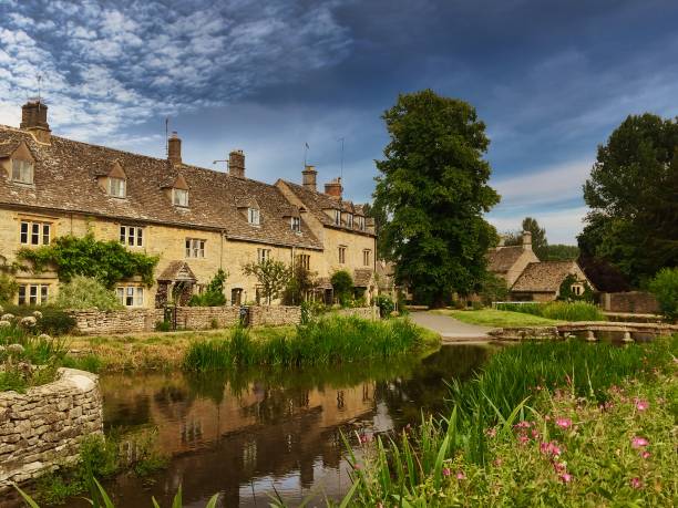 Lower slaughter village The idyllic old world cotswold village of lower slaughter gloucestershire stock pictures, royalty-free photos & images