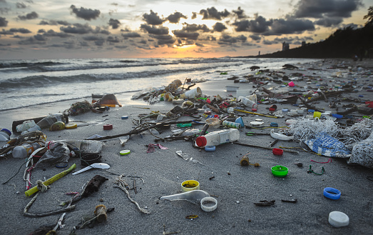 Ambiente de playa sucio de basura plástica. photo