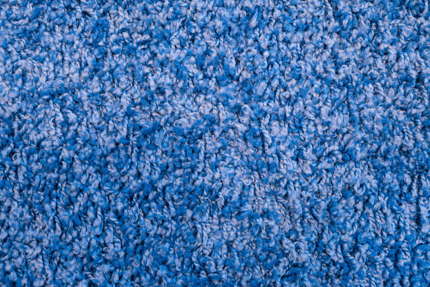 textura de alfombra de tela azul con primer plano de pila larga. textura de alfombra de piel de friso azul esponjoso. - blue carpet rug fiber fotografías e imágenes de stock