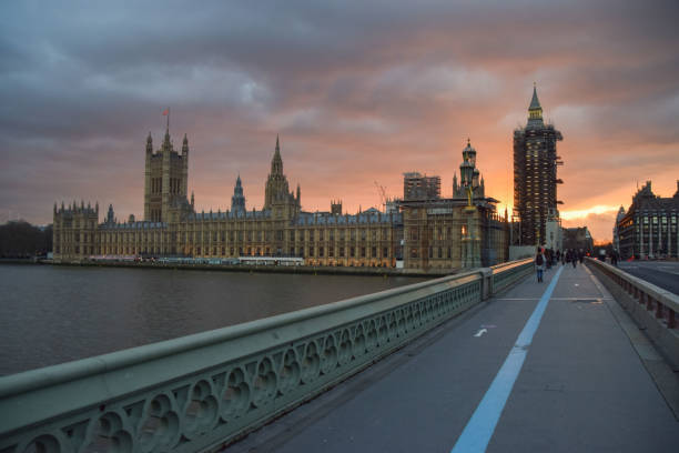 un tramonto drammatico sulle houses of parliament, londra, regno unito - whitehall londra foto e immagini stock