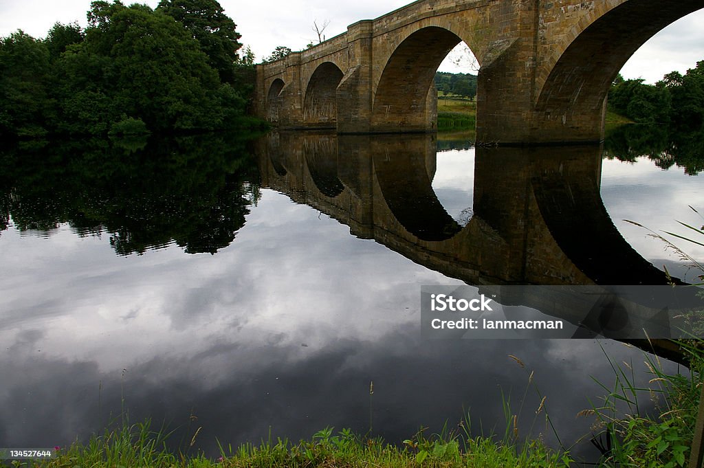 Мост reflection - Стоковые фото Англия роялти-фри