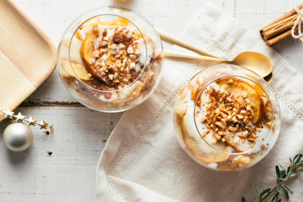 dessert di mele al forno in bicchieri con crema pasticcera, biscotti e mandorle - crumble foto e immagini stock