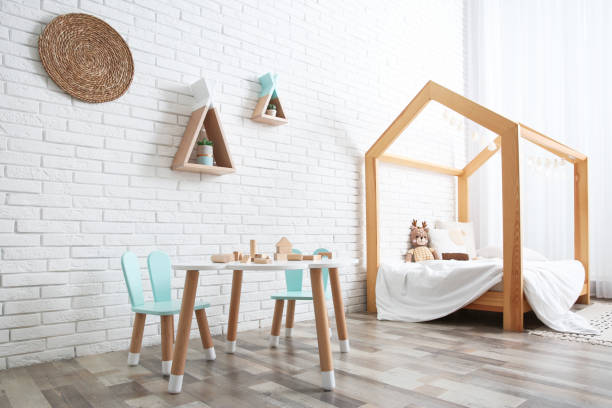 süßes kinderzimmer interieur mit bett und kleinem tisch - tipi bett stock-fotos und bilder