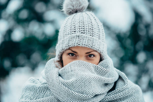 寒い冬の日にスカーフと帽子をかぶった美しい若い女性 - frost work ストックフォトと画像