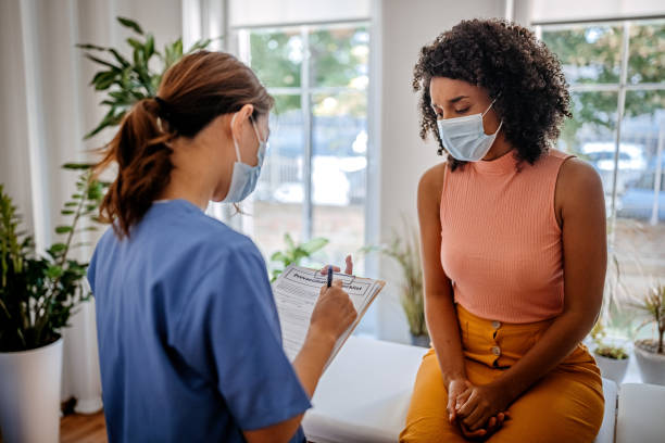 arzt, der eine konsultation mit einem patienten über den covid-19-impfstoff hat - pollution mask stock-fotos und bilder