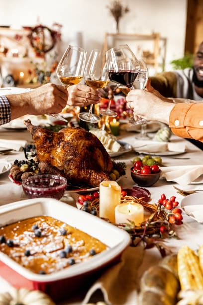 클로즈업 행복한 다민족 대가족은 추수감사절을 기념하며 구운 칠면조와 휴일 전통 음식, 요리가 있는 테이블에 앉아 있습니다. - pie dessert apple pie autumn 뉴스 사진 이미지