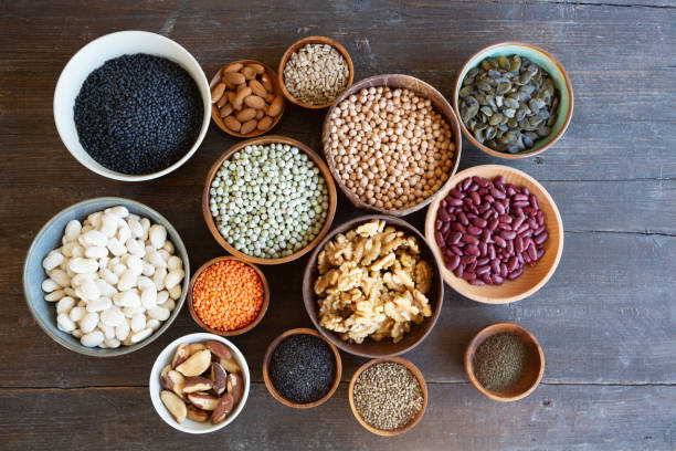 aliments végétaliens: protéines végétales comme les noix, les graines et les légumineuses - hemp seed nut raw photos et images de collection