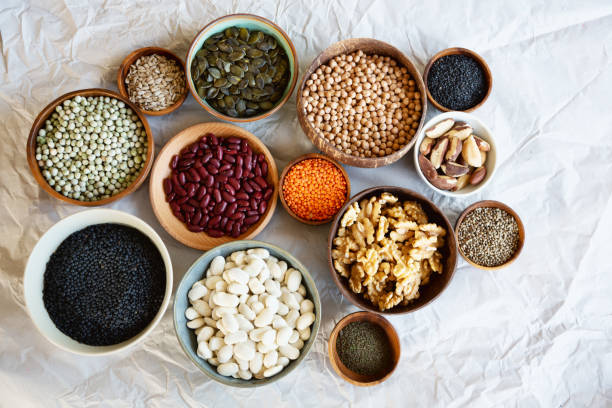 aliments végétaliens: protéines végétales comme les noix, les graines et les légumineuses - hemp seed nut raw photos et images de collection