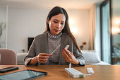 asiatische-frau-mit-covid-schnelltest-und-wartet-auf-ergebnisse.jpg?b=1&s=170x170&k=20&c=-C2KkseOQbR0_SysLA7QyMojPTT8Q_2MMZDcTiWJ5Pg=