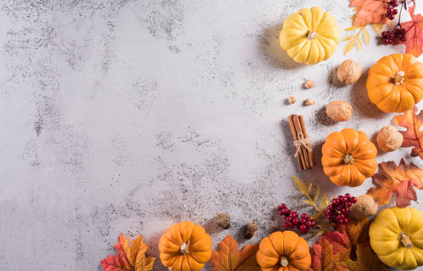 秋の葉、カボチャ、季節の秋の装飾を持つ感謝祭の背景コンセプトは、石の背景、トップビュー、コピースペース。 - color image thanksgiving photography harvest festival ストックフォトと画像