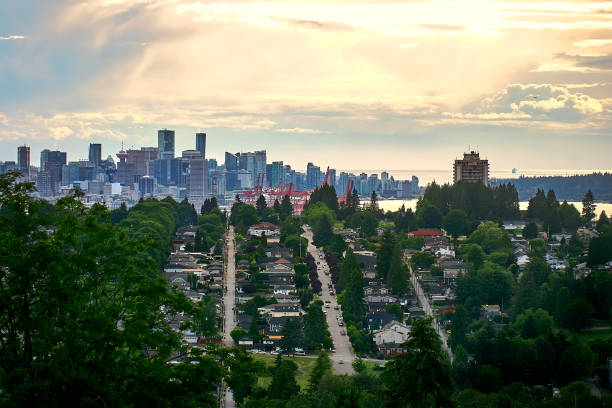 skyline de vancouver au coucher du soleil. - district of north vancouver photos et images de collection