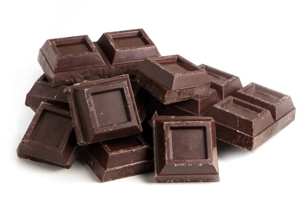 zerbrochene stücke dunkler schokolade hautnah - dark choccolate stock-fotos und bilder
