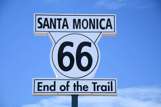 fin de l’essai sur la route 66 sur la jetée de santa monica - road trip sign journey route 66 photos et images de collection
